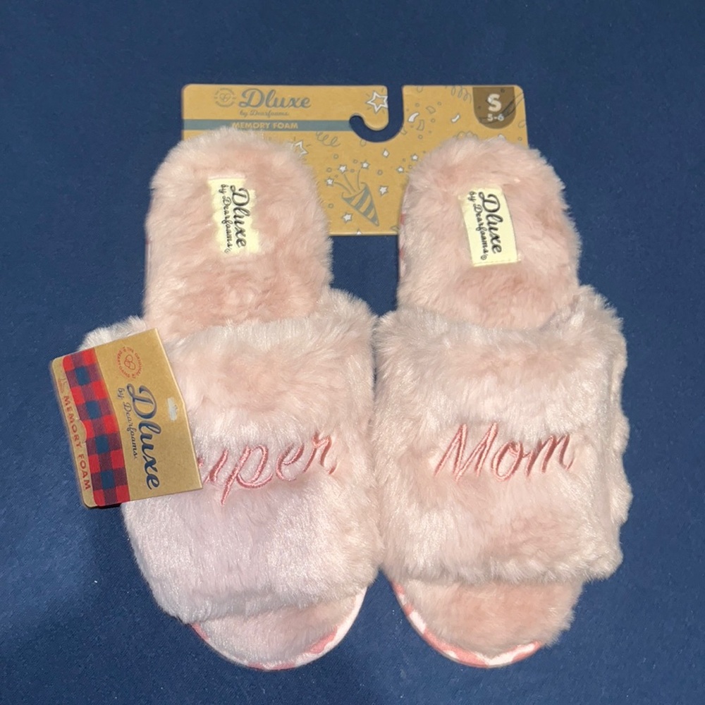 NWT! Dluxe by Dearfoams “Super Mom” Pink Slippers Sandal Size S (5/6)